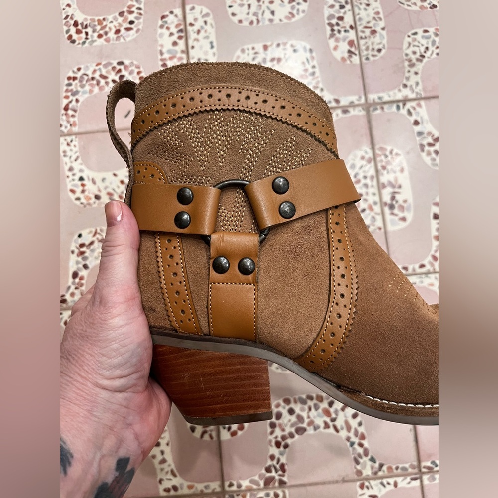 Dingo Women’s Gummy Bear Harness‎ Camel Color Suede bootie -Snip toe Size 7.5 - Picture 5 of 8
